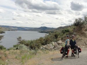 WA state_River gorge_2 bicyclists